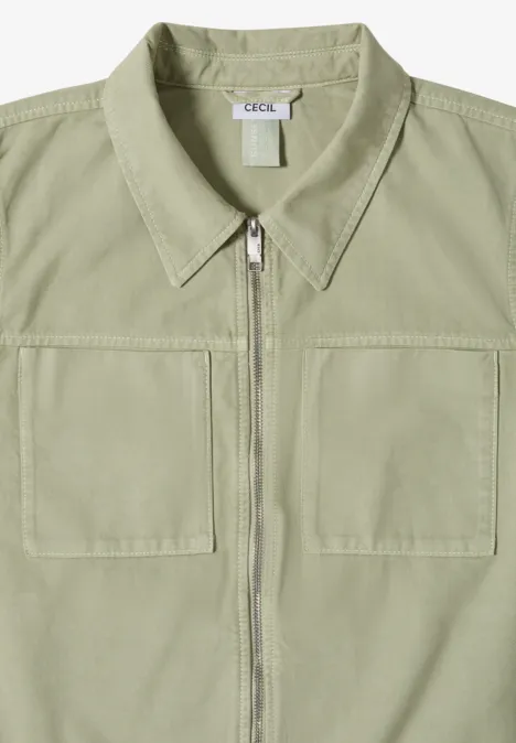 Leichte khakifarbene Bluse mit Hemdkragen, vorderem Reißverschluss und zwei aufgesetzten Brusttaschen.
