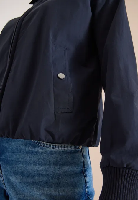 Kurtka Blouson z kołnierzem koszulowym urban dark blue Lekka granatowa kurtka z boczną kieszenią na tle niebieskich jeansów