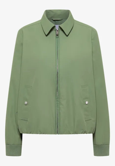 Blouson à col chemise deep matcha green Veste courte verte à col chemise, fermeture éclair et poches avant à boutons-pression.