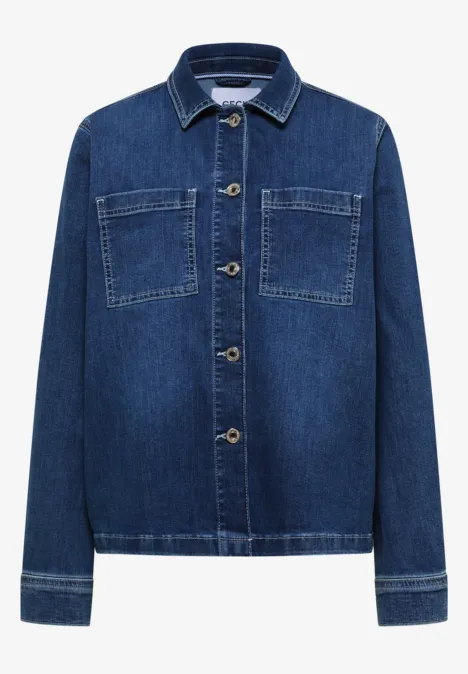 Blaue Jeansjacke mit Kragen, Knopfleiste und zwei aufgesetzten Brusttaschen.