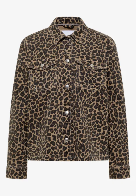 Kurze Jeansjacke mit braun-schwarzem Leopardenmuster und Knopfleiste.