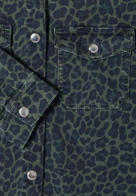 Denim Overshirt mit Leo-Muster dried olive green Grüne Hemdjacke mit schwarzem Leopardenmuster, aufgesetzter Brusttasche und silbernen Druckknöpfen.