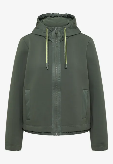 Olivgrüne Damenjacke mit Kapuze, durchgehendem Reißverschluss und seitlichen Taschen.