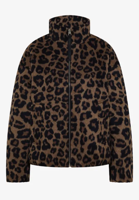 Bruine gewatteerde jas met leopardprint en hoge kraag.
