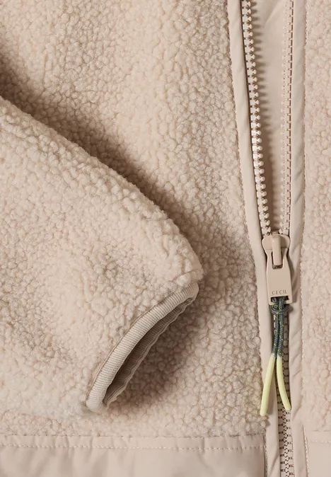Teddy-Jacke mit Softshell-Details teddy vanilla white Beige Sherpa-Fleecejacke mit durchgehendem Reißverschluss und Nahttaschen.