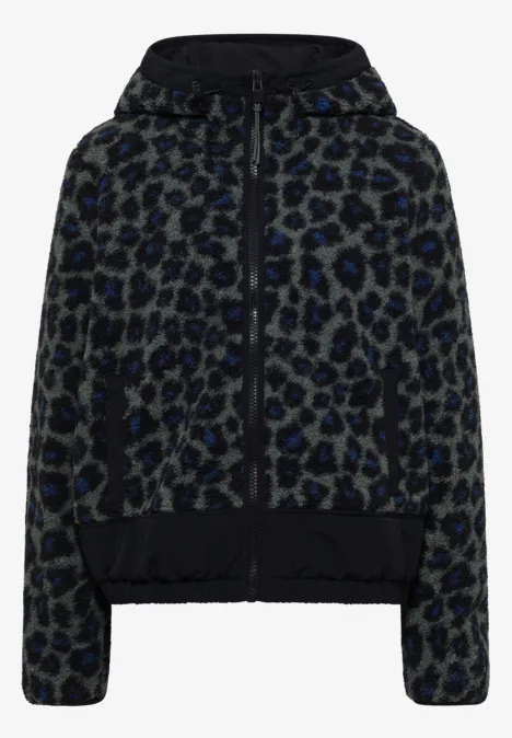 Donkere capuchonjas met blauwgrijze luipaardprint, ritssluiting, zakken en geribbelde boorden bij mouwen en zoom.