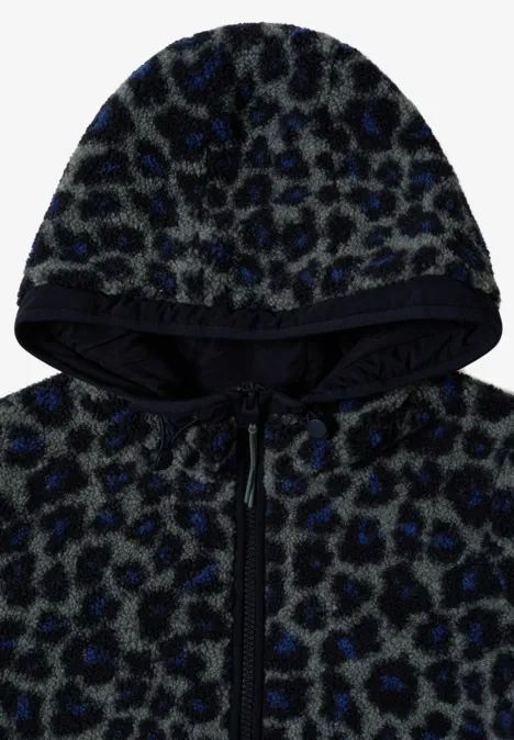 Fleecevest met capuchon, grijs met zwarte leopardprint en subtiele blauwe accenten, volledig met ritssluiting.