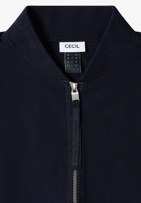 Donkerblauw bomberjack-voorpand met zilverkleurige ritssluiting, geribde kraag en 'CECIL'-label.