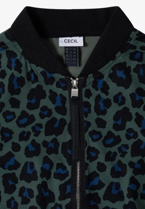 Dunkelgrüne Bomberjacke mit schwarzem und blauem Leopardenmuster und silbernem Reißverschluss.