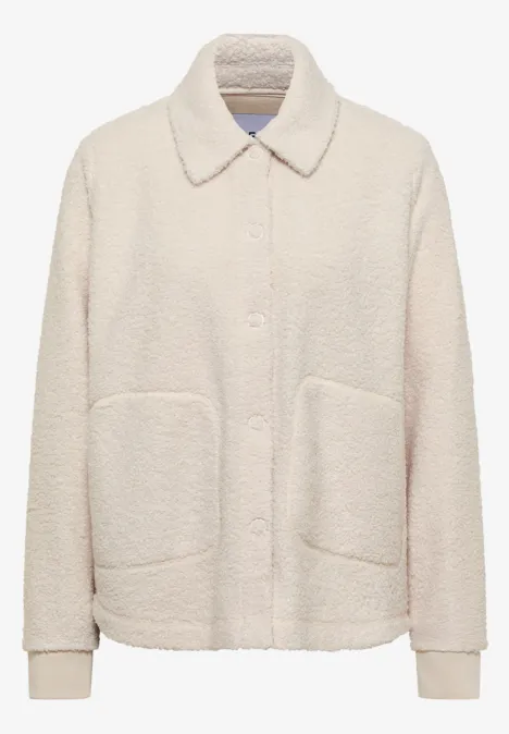 Beige Teddyjacke mit Hemdkragen, Knopfleiste und aufgesetzten Taschen, weich und warm.