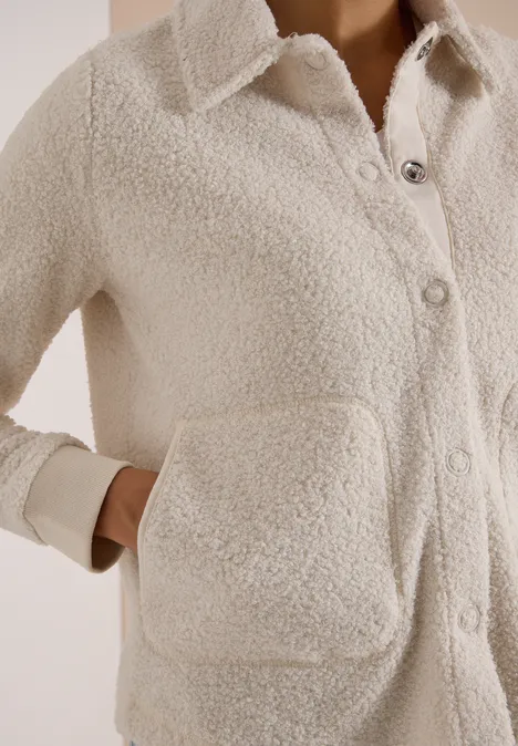 Damen-Teddyjacke in Creme mit Umlegekragen, Knopfleiste und aufgesetzter Tasche