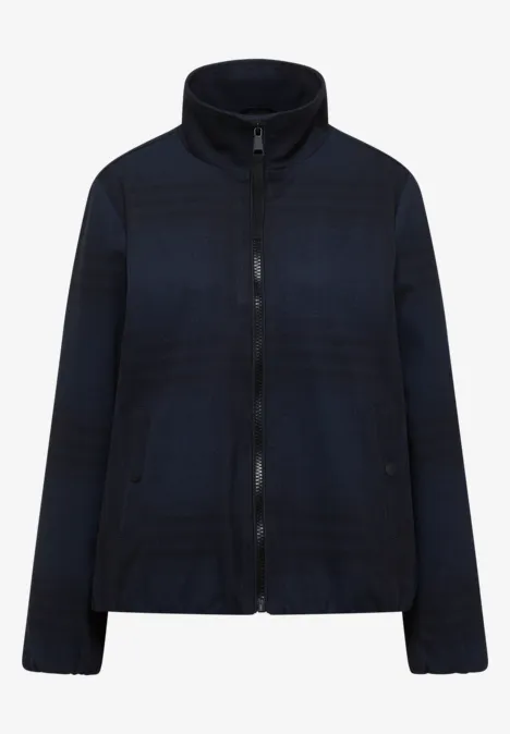 Dunkelblaue, gesteppte Jacke mit durchgehendem Reißverschluss und hohem Stehkragen.