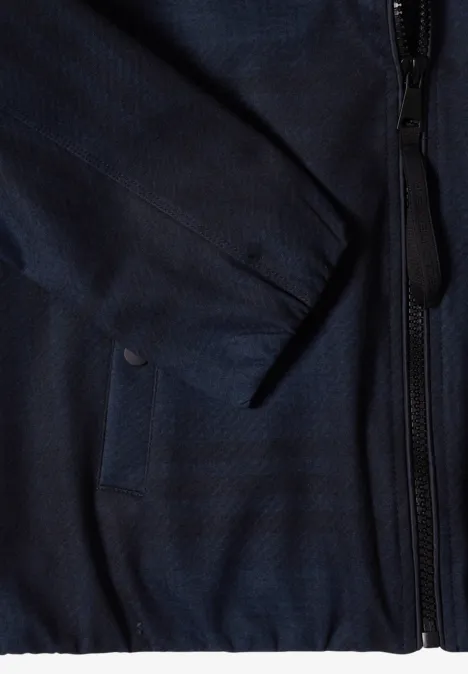 Nahaufnahme einer dunkelblauen Jacke mit Reißverschluss und Taschenklappe.