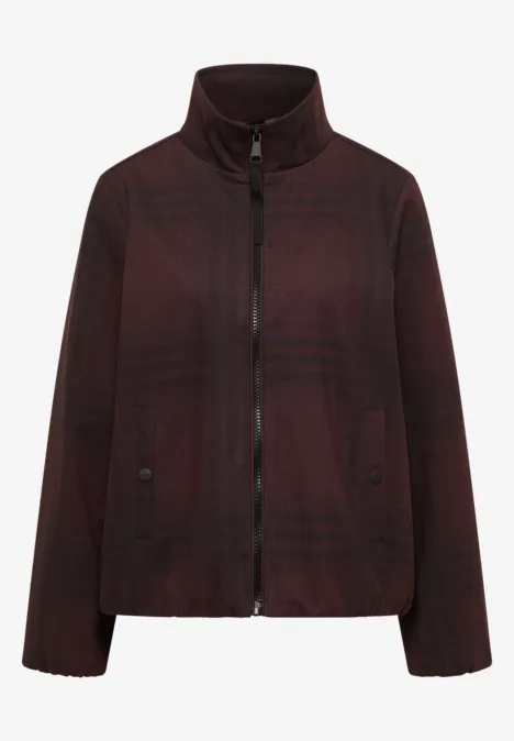 Dunkelrote Stehkragen-Jacke mit Reißverschluss und seitlichen Taschen.
