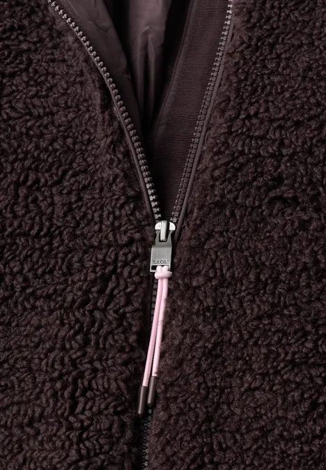 Nahaufnahme eines dunklen Fleece-Reißverschlusses mit schwarzem Einsatz und pinkem Zipperzug.