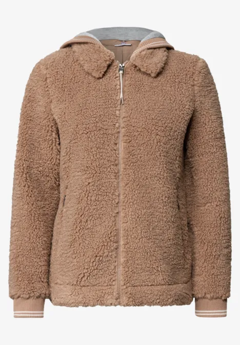 Hellbraune Teddyfleece-Jacke mit Reißverschluss und Kapuze.