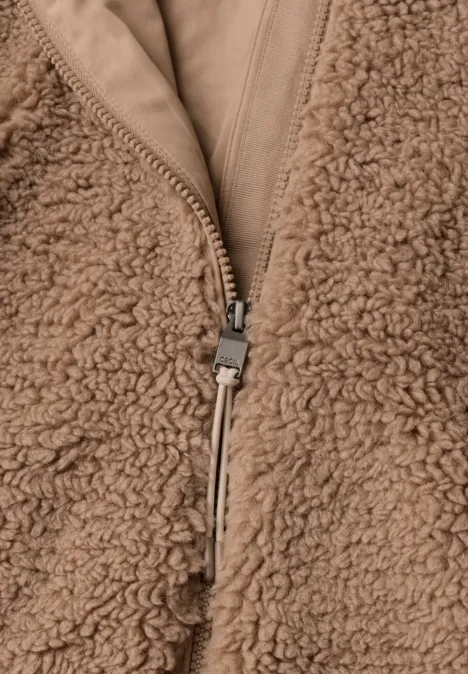 Braune Teddy-Fleece-Jacke mit offenem Reißverschluss und beigem Futter