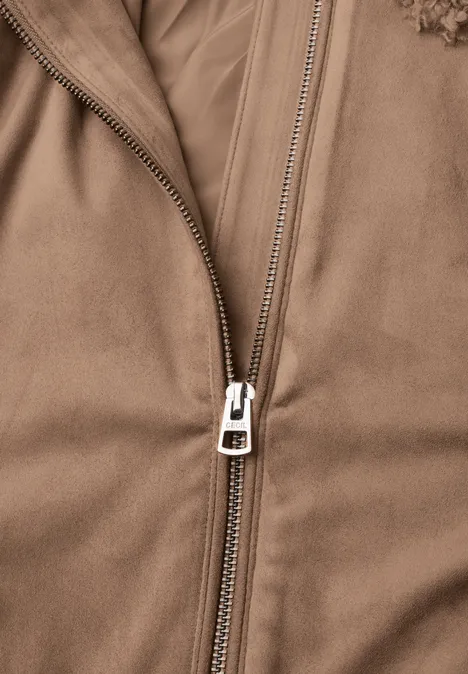 Velours Jacke mit Teddy-Kragen creamy mocha Nahaufnahme einer beigefarbenen Jacke mit Reißverschluss