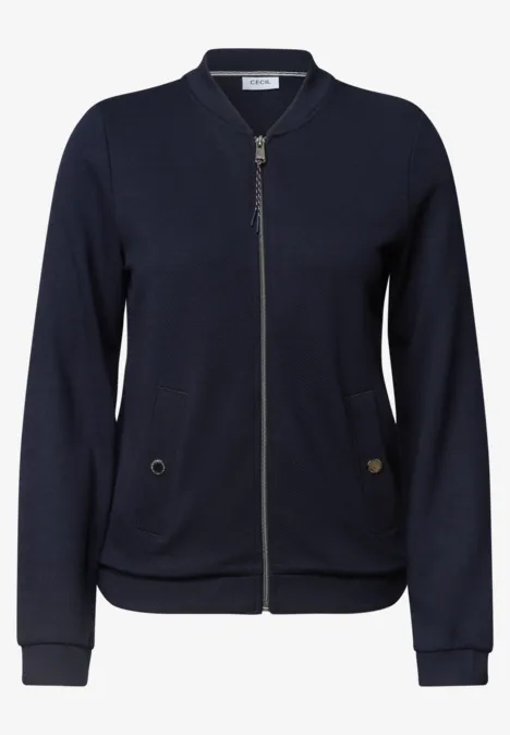 Lichte damesjas in donkerblauw met rits, twee zakken en een strak ontwerp.