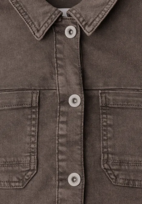 Denim Overshirt mit Brusttaschen truffle brown Nahaufnahme einer braunen Jeansjacke mit Kragen, Knopfleiste und zwei aufgesetzten Brusttaschen.