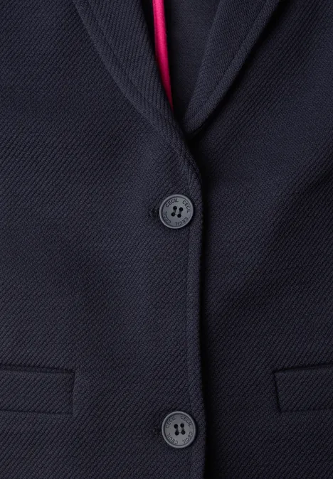 Dunkelblauer Blazer mit dezenter Struktur, zwei Knöpfen und rotem Innenfutter.
