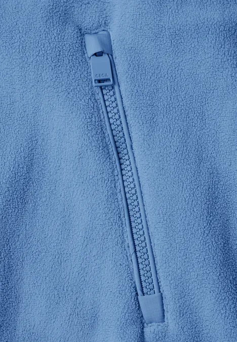 Close-up van een rits op lichtblauwe fleece stof