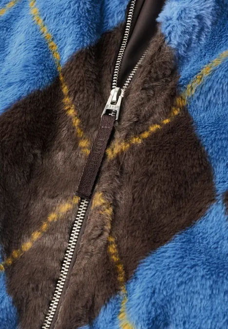 Fake Fur Blouson mit Argylemuster north blue Nahaufnahme einer flauschigen Jacke mit blau-braunem Rautenmuster und Reißverschluss