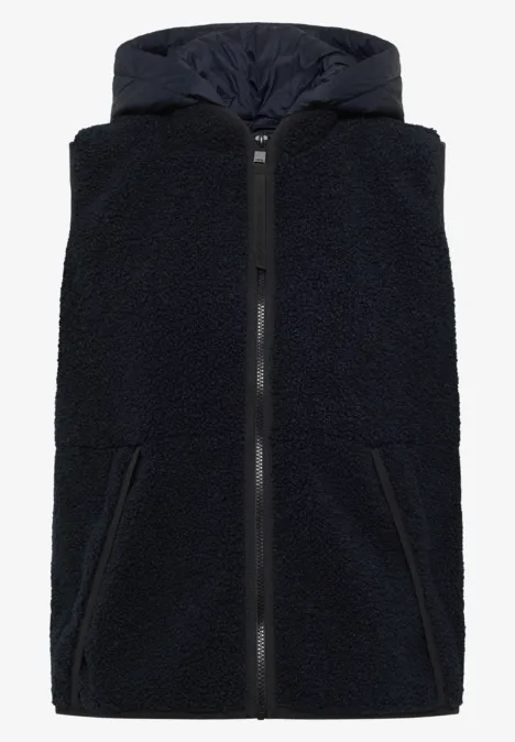 Schwarze, wärmende Fleece-Weste mit durchgehendem Reißverschluss und seitlichen Taschen.
