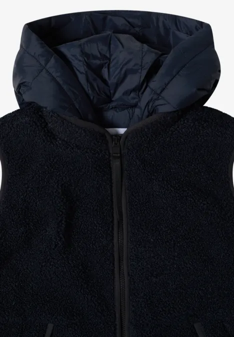 Schwarze Kapuzenjacke mit Reißverschluss und wattiertem Innerfutter, aus Fleece und Nylon.