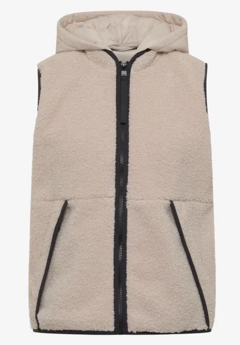 Teddy-Weste mit abnehmbarer Kapuze teddy vanilla white Ärmellose, cremefarbene Fleece-Weste mit Kapuze, schwarzem Reißverschluss und seitlichen Taschen.
