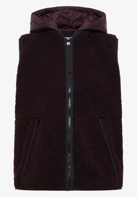 Teddy-Weste mit abnehmbarer Kapuze berry red Ärmellose Fleece-Weste mit Kapuze, durchgehendem Reißverschluss und seitlichen Taschen in Dunkelbraun.