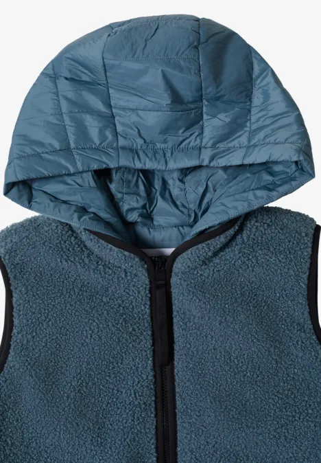 Teddy-Weste mit abnehmbarer Kapuze mountain air blue Blaue, ärmellose Fleece-Weste mit gesteppter, abnehmbarer Kapuze und Reißverschluss vorn.