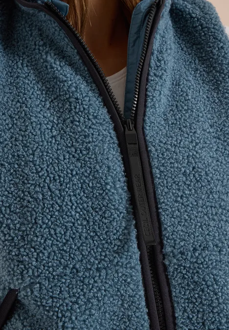 Teddy-Weste mit abnehmbarer Kapuze mountain air blue Nahaufnahme einer blauen Teddy-Fleecejacke mit Reißverschluss.