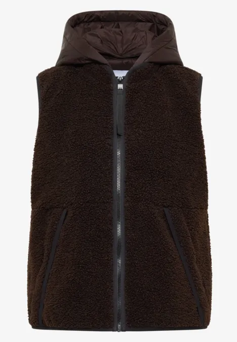 Teddy-Weste mit abnehmbarer Kapuze chocolate sauce brown Braune, kuschelige Fleece-Weste mit Kapuze, Reißverschluss und seitlichen Taschen.