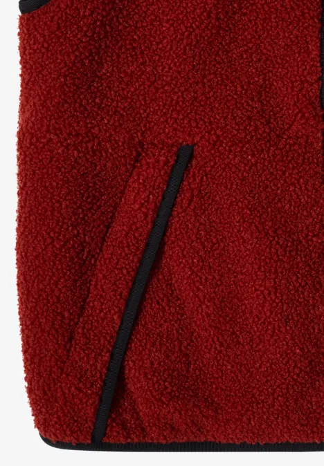 Rotes Fleece mit Seitentasche und schwarzem Besatz.