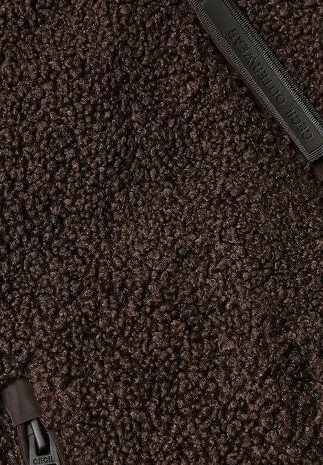 Wendbare Teddyweste in Unifarbe chocolate sauce brown Nahaufnahme eines flauschigen braunen Teddy-Fleece-Stoffs mit Reißverschlussdetails.