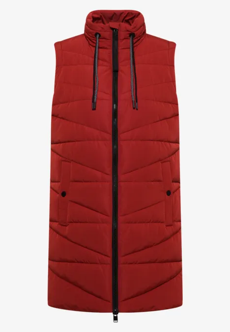 Manteau sans manches matelassé rouge avec capuche, fermeture éclair intégrale et poches latérales.