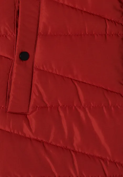 Manteau d'hiver matelassé rouge à coutures diagonales et bouton noir.