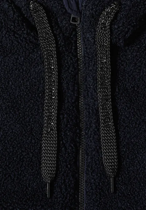 Gros plan d'un sweat à capuche polaire bleu foncé avec cordons et fermeture éclair