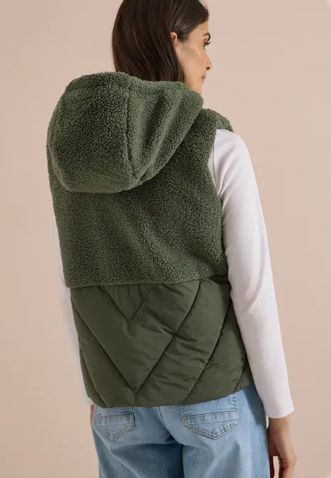 Gilet sans manches à capuche pour femme, haut en polaire pelucheuse, bas matelassé, coloris vert olive.