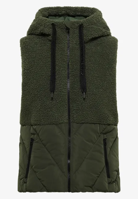 Doudoune sans manches kaki avec haut en sherpa et bas matelassé, capuche et fermeture zippée.