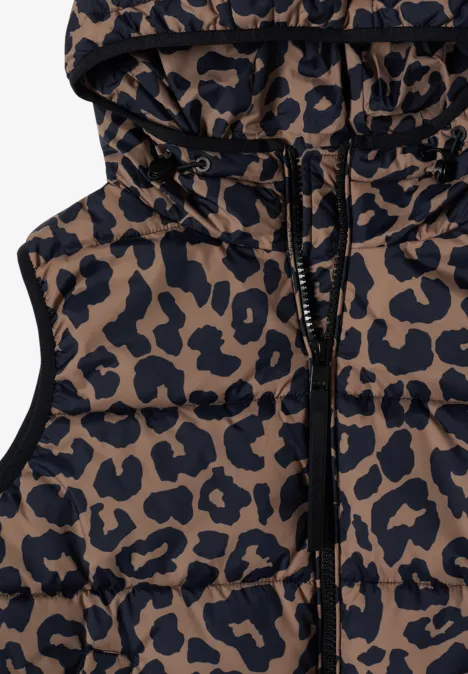 Gewatteerd vest met capuchon en zakken creamy mocha Mouwloze gewatteerde bodywarmer met capuchon in bruin-zwarte luipaardprint.