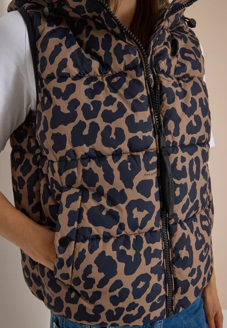 Gewatteerd vest met capuchon en zakken creamy mocha Gewatteerde bodywarmer met capuchon in bruin-zwarte luipaardprint, ritssluiting en zakken.