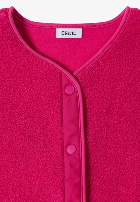Knallpinkes Fleecejäckchen mit Druckknöpfen und CECIL-Label.