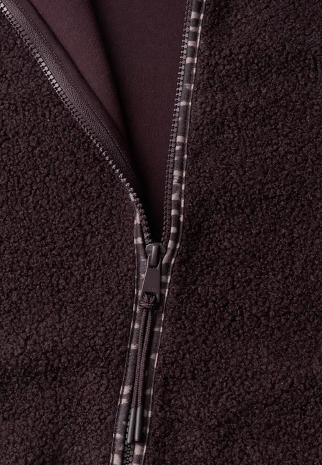 Nahaufnahme eines dunkelbraunen Fleece-Jacken-Reißverschlusses.