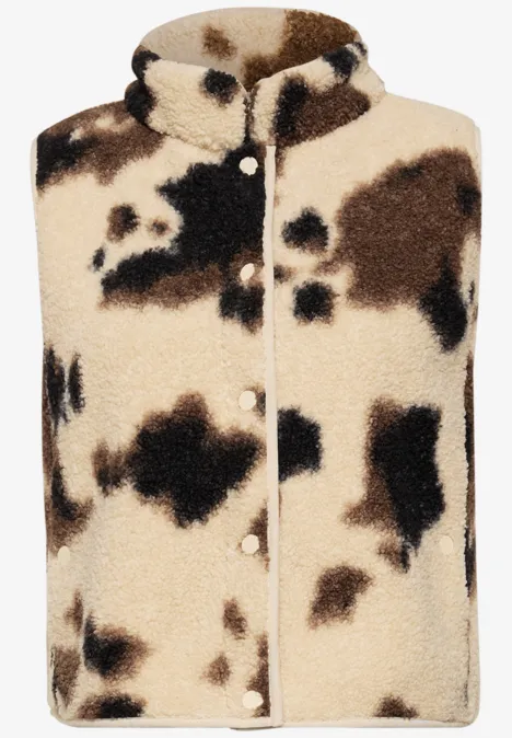 Beige Fleece-Weste mit braun-schwarzem Fleckenmuster und Stehkragen.