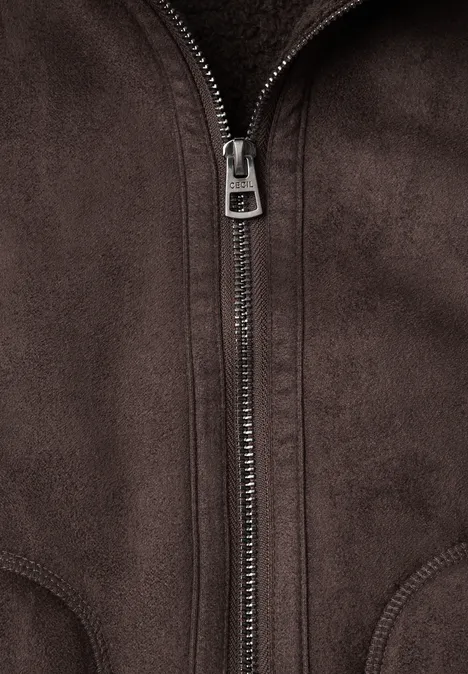 Braune Wildlederjacke mit mittigem silbernem Reißverschluss.