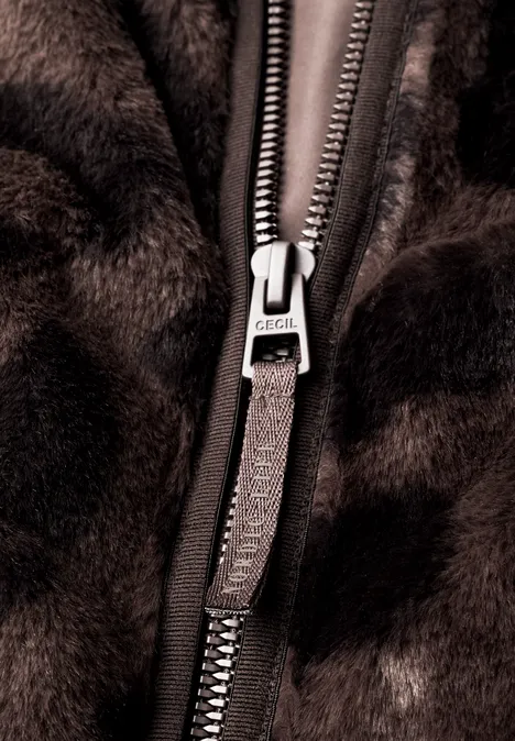 Teddyvest met gewatteerde details en patroon truffle brown Nahaufnahme eines braunen Fellstoffs mit markantem Metallreißverschluss und Lederanhänger