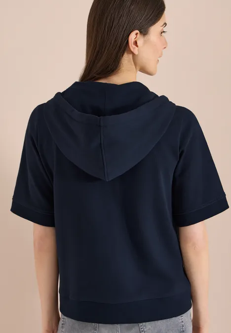 Kurzarm Sweatjacke mit Kapuze universal blue Rückansicht einer Frau in dunkelblauem, kurzärmligem Kapuzenpullover.