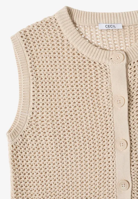 Ärmellose, gehäkelte, beige Weste mit Knöpfen und Rundhalsausschnitt.
